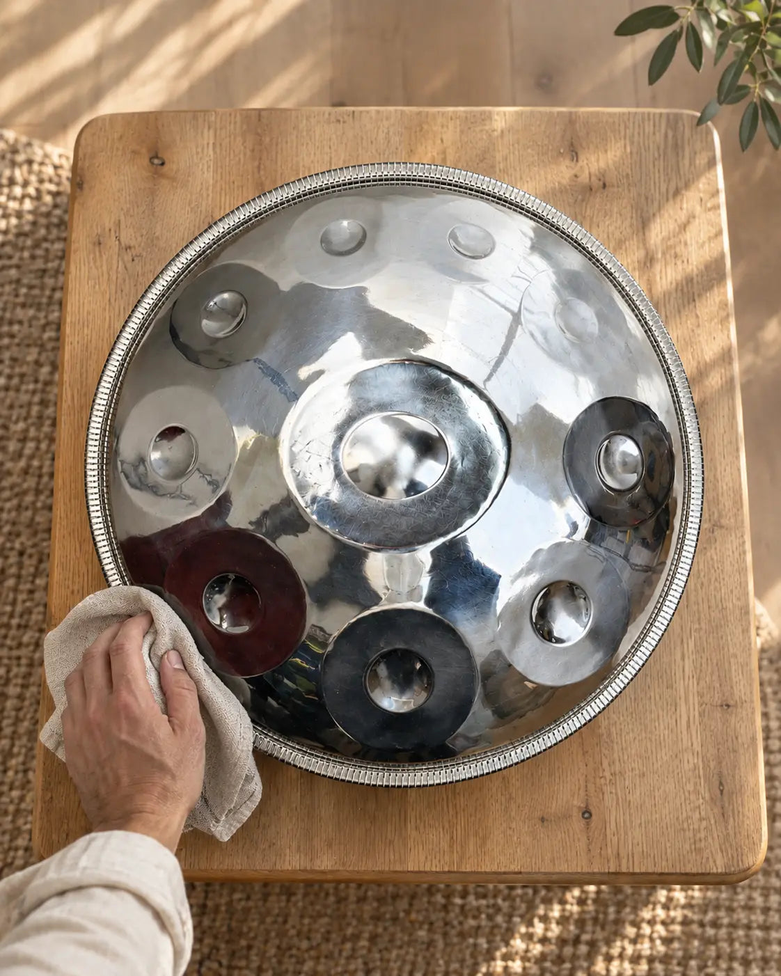 Handpan acier inoxydable détail ding central reflet argenté résonance